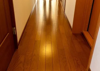 Cómo cuidar suelos de madera en viviendas sin dañarlos